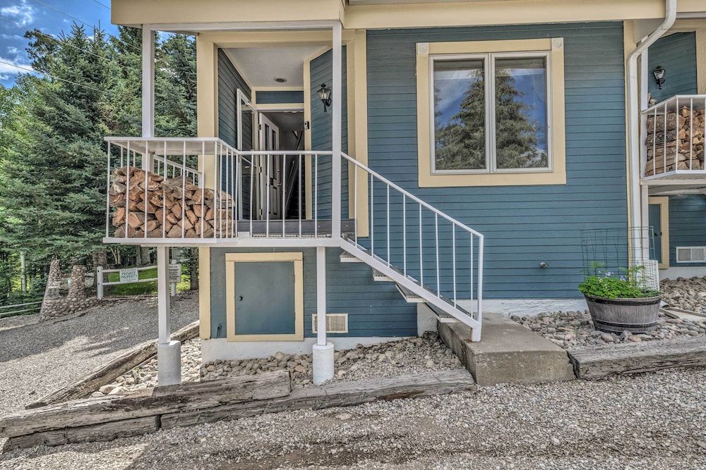 Cozy Cloudcroft Townhome ~ 1 Mi to Burro Ave! view 5