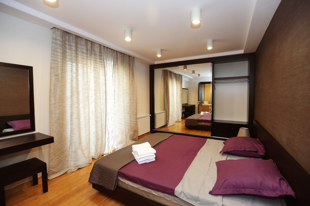 Hosthub 2 Bedroom near Dry Bridge SmartTV view 5
