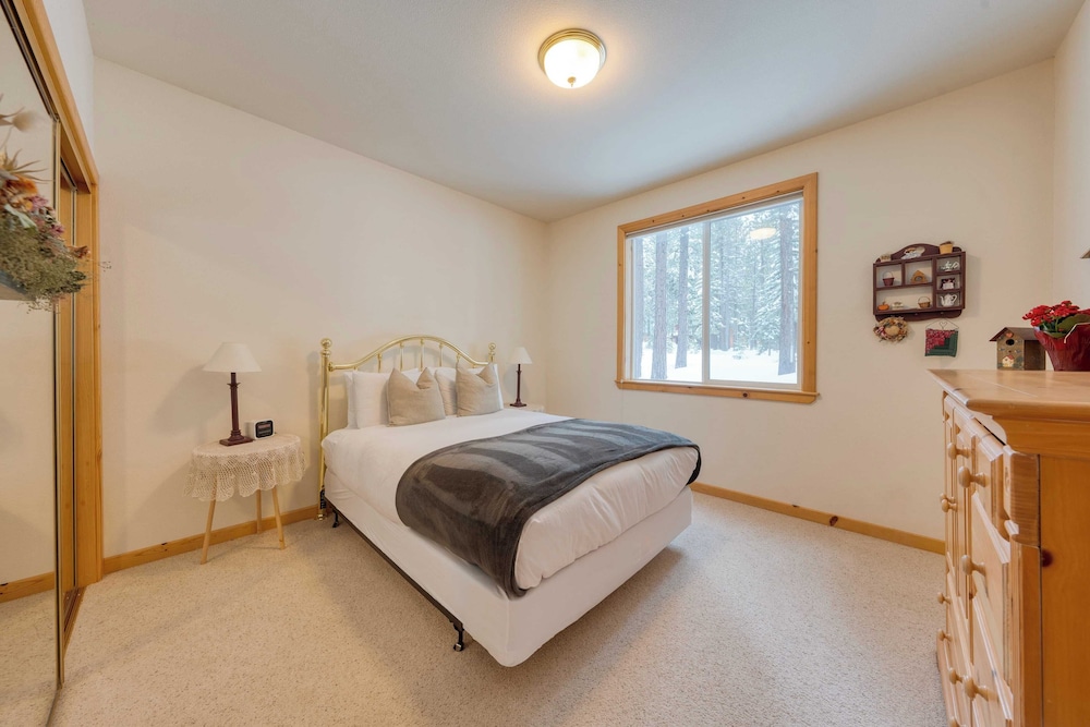 Pinewood Lodge by Avantstay Cozy Cabin Near Ski Resorts & Hiking