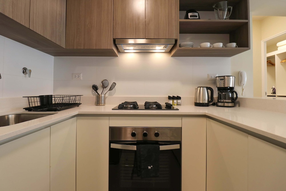 w Radiant 2BR w Great Balcony Near Kennedy Park