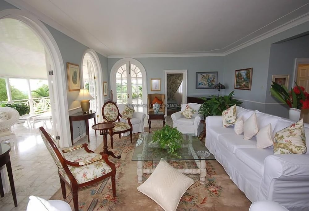 Stoneaway, 6BR by Jamaican Treasures