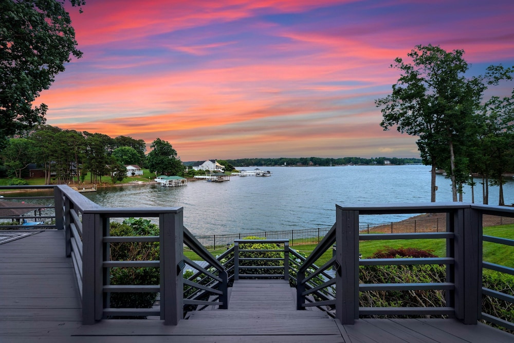 Paradise Pointe by Avantstay Lakefront Views Playset