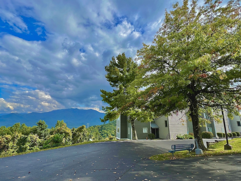 Smoky Top Summit 2 Bedroom Condo by RedAwning view 4
