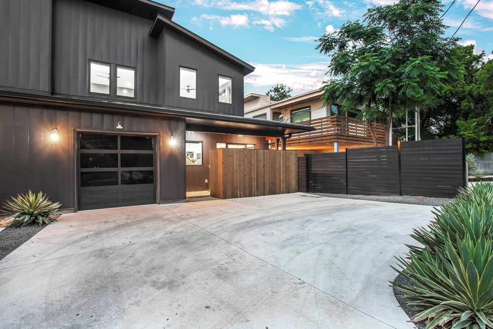 ATX South Lamar Creekside with Hot tub