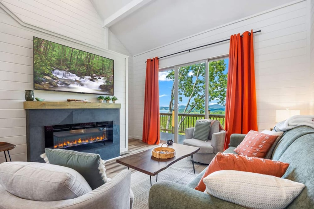 Luxury Cabin Lake Views EV Charger Game Room