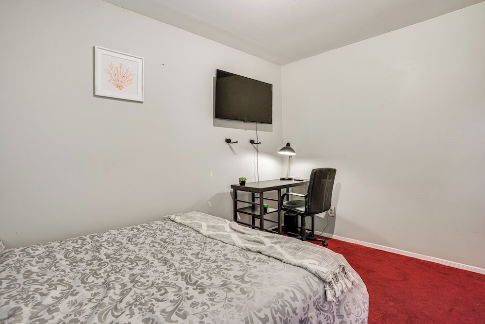 8 Mi to Long Beach: Cozy Apt w/ Fenced Yard!