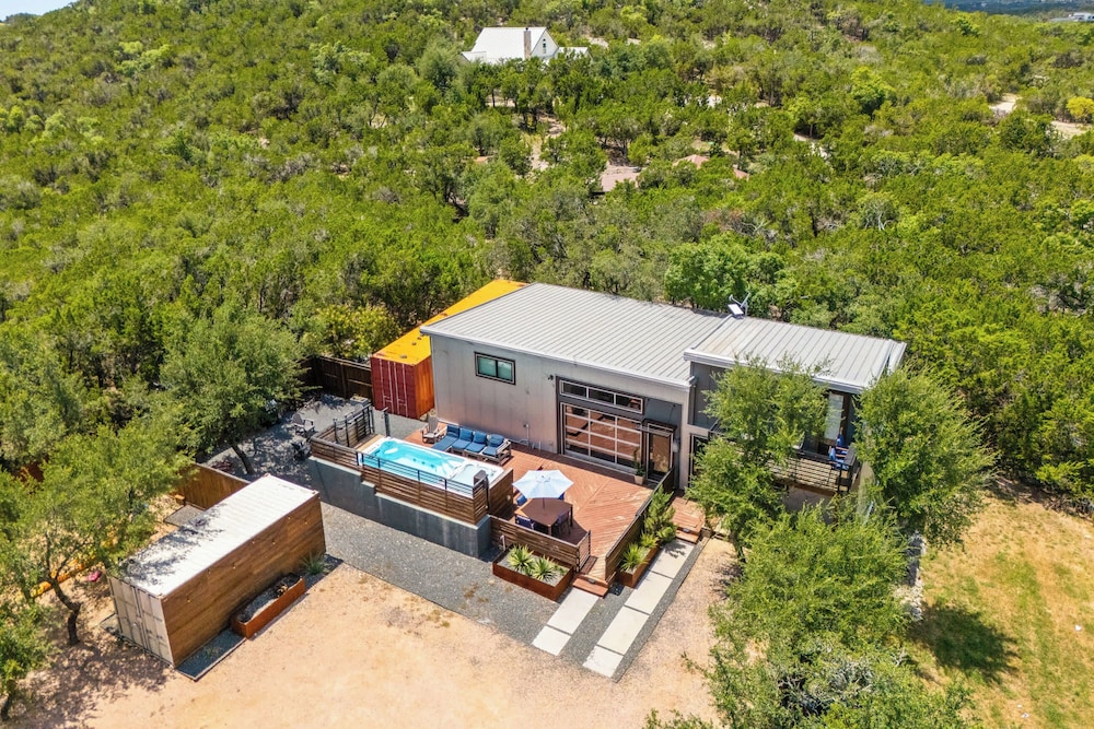 Contemporary 3BR Country Gem Swim Spa Fire Pit