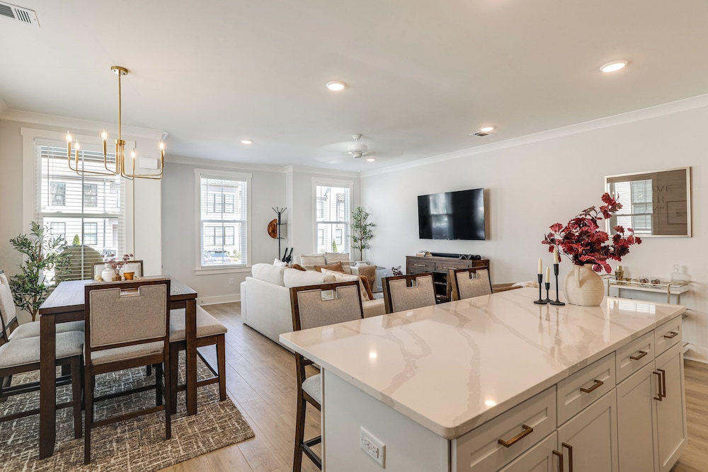 3 Mi to Ole Miss, New Build: Inviting Townhome!