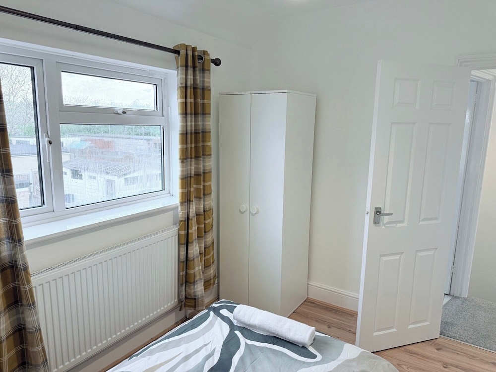 Fountain House-sleeps 5-central Dagenham-parking