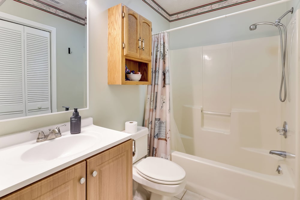 5 Mi to Cherry Grove Beach: Dog-friendly Condo!