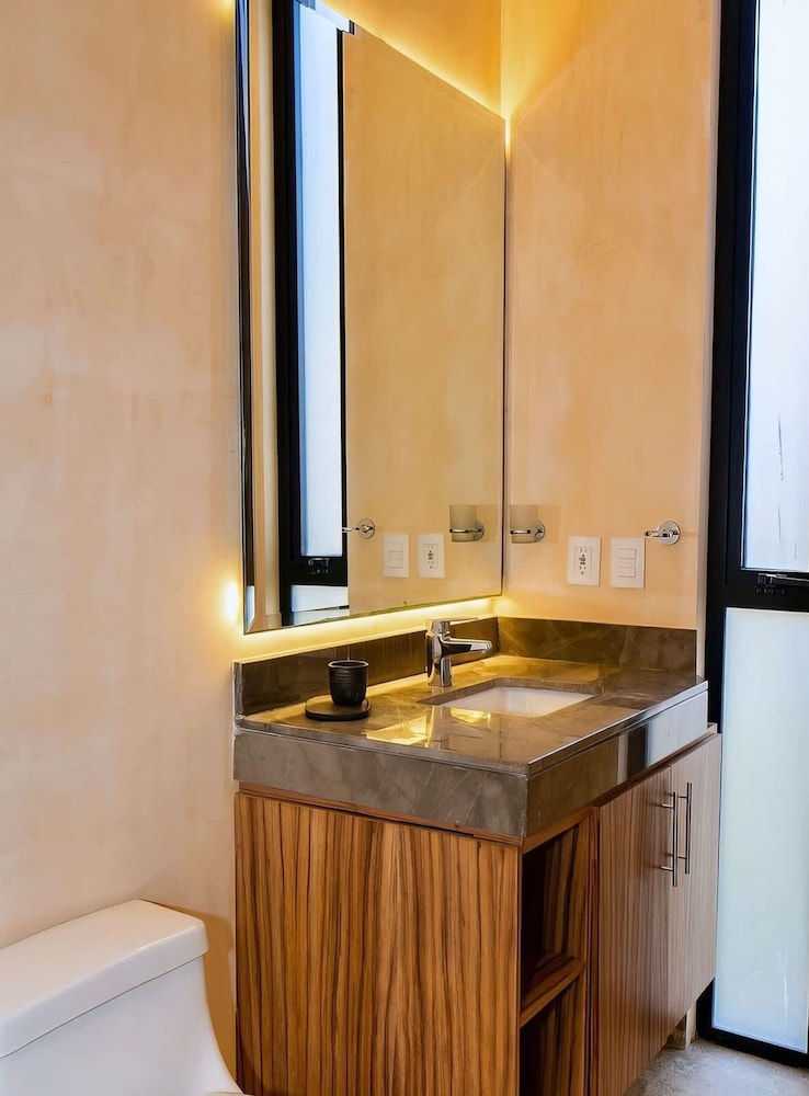 2 Br Prime Location Amazing Rooftop Pool