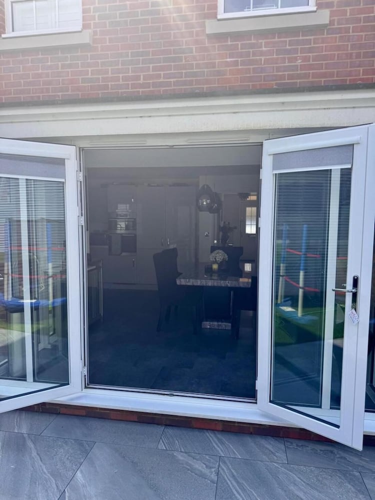 High END Spacious 4 Bed House - Free Parking