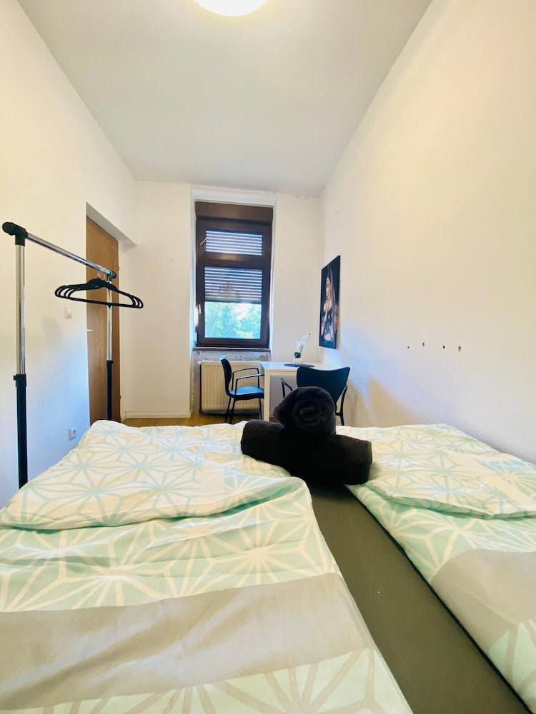 4BR Apartment for 15 Near Danube