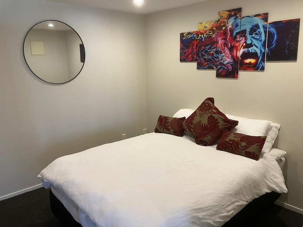 2 Bedroom Apt a few Steps to Queen St view 4