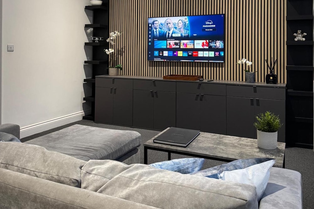 Central Apartment - Sleeps 2 & Private Patio