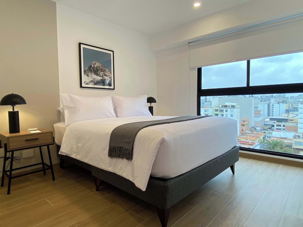 w Refined 1BR in the Heart of Miraflores