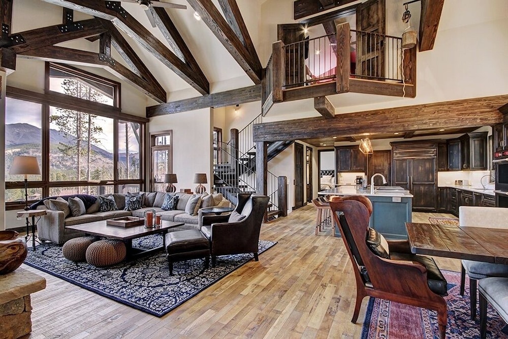 Hawk's Hideaway 6 Bedroom Home