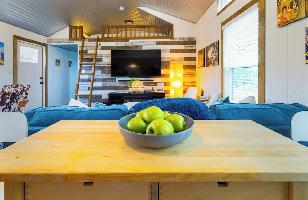 Shady Grove Tranquil Hill Country Cabin for 8 Near Pedernales Falls