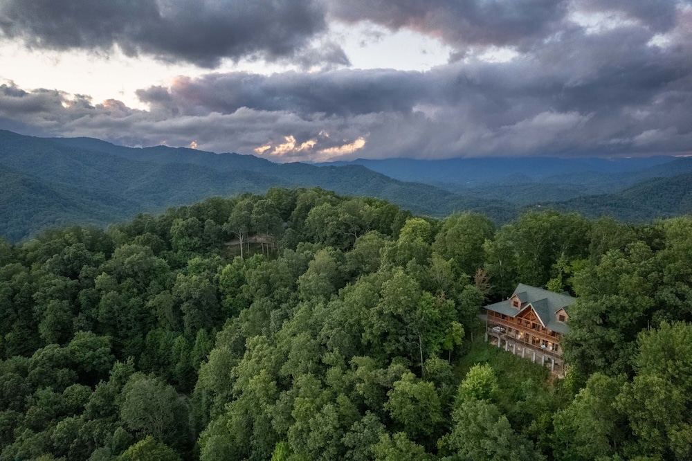 Luxury 4200 Sqft Log Cabin on 50 Acres Sleeps 16