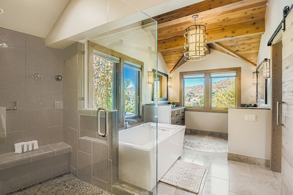 King Road Luxury Lodge, Private Hottub, Game Room, Media Room 45 4 Bedroom Home