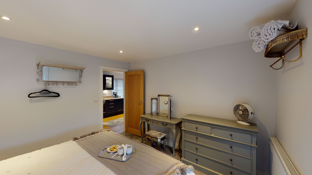 Private and Unique Cottage Close to Sheffield view 4
