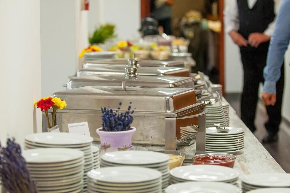 FREE PARKING, FREE BREAKFAST, only 15 minutes to City Center