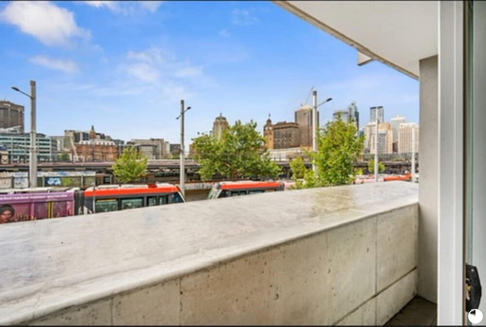 Central Modern 1 Bedroom With Air-con Balcony