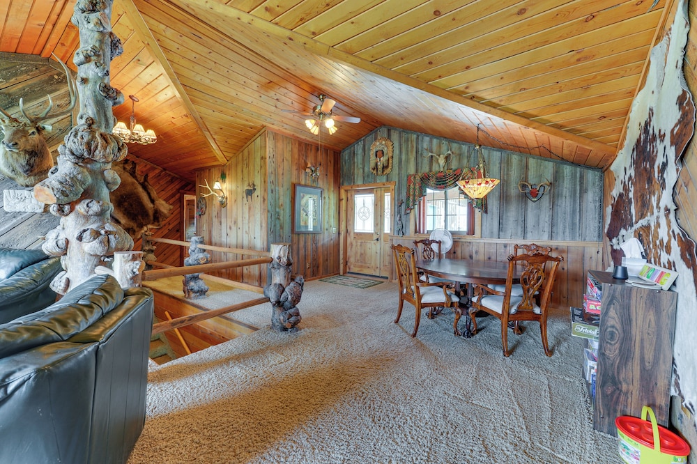 Stunning Mountain Views: Spacious Cabin in Dubois!