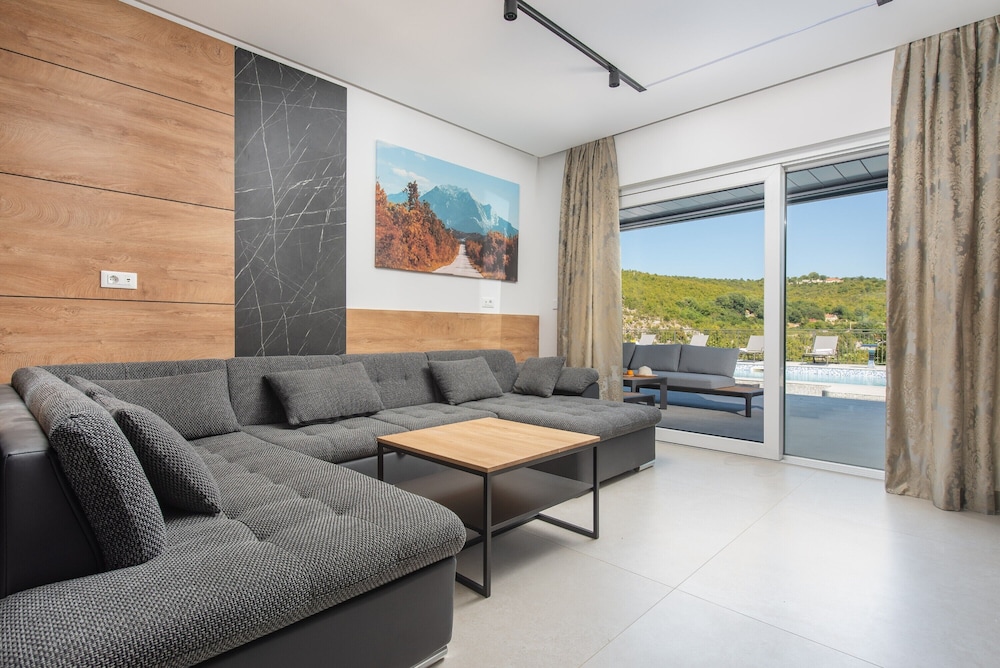 Villa River Rose with pool and jacuzzi, near the river beach