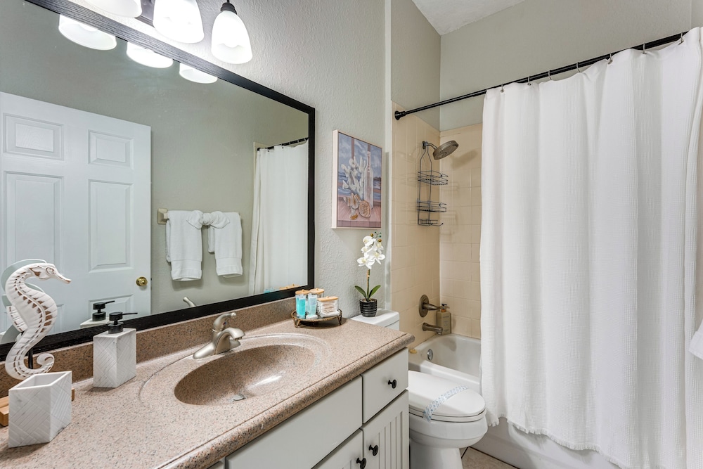 Game, Swim & Unwind: Lakeside Retreat Near Disney