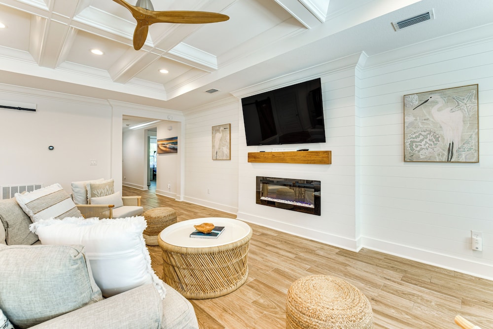 Walk to Beach: Family Retreat in Panama City!