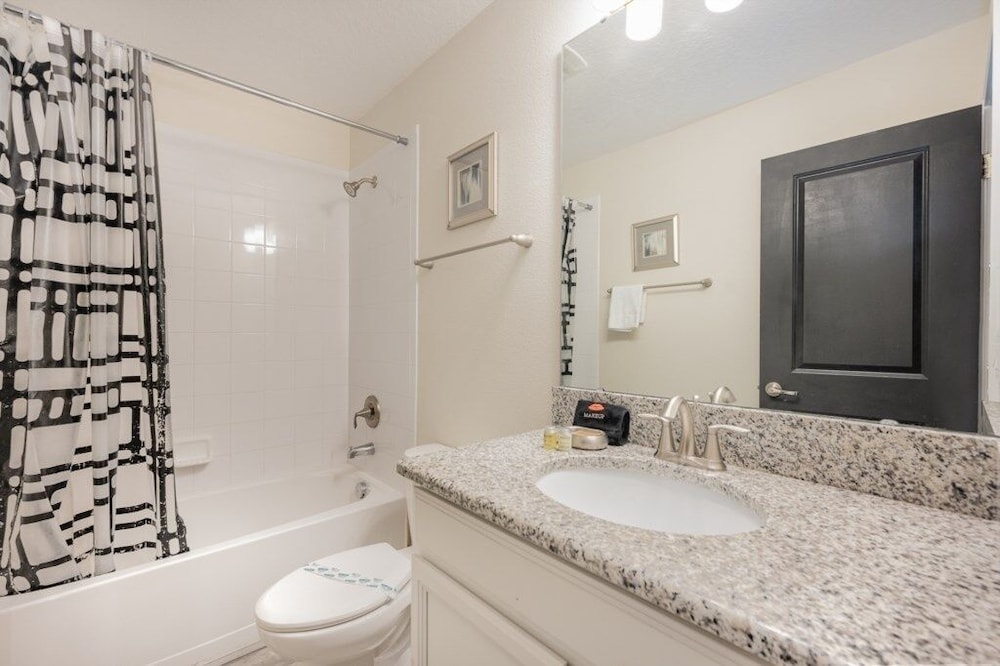 9 Bed Pool, Spa, Movie Room & Game Room! 9 Bedroom Home by RedAwning
