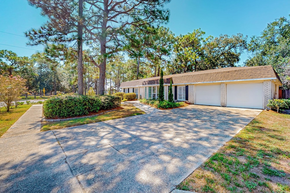 3BR Next to Park w/ Large Yard, AC & W & D