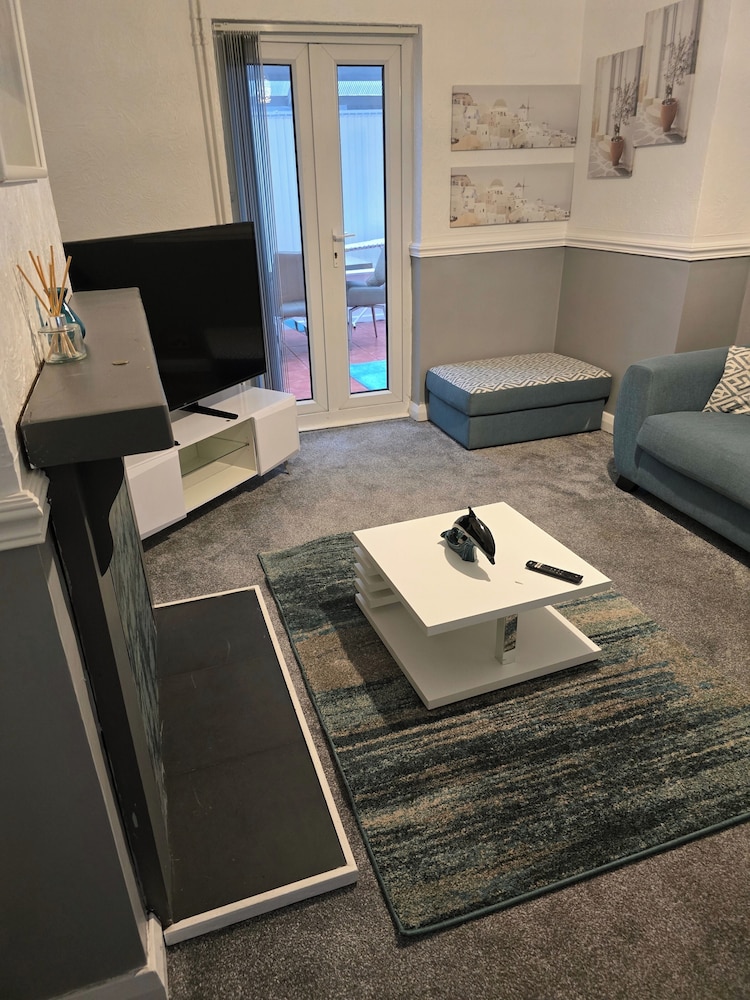 3 Bed House - Sleeps 5 - Pets - Garden - Parking