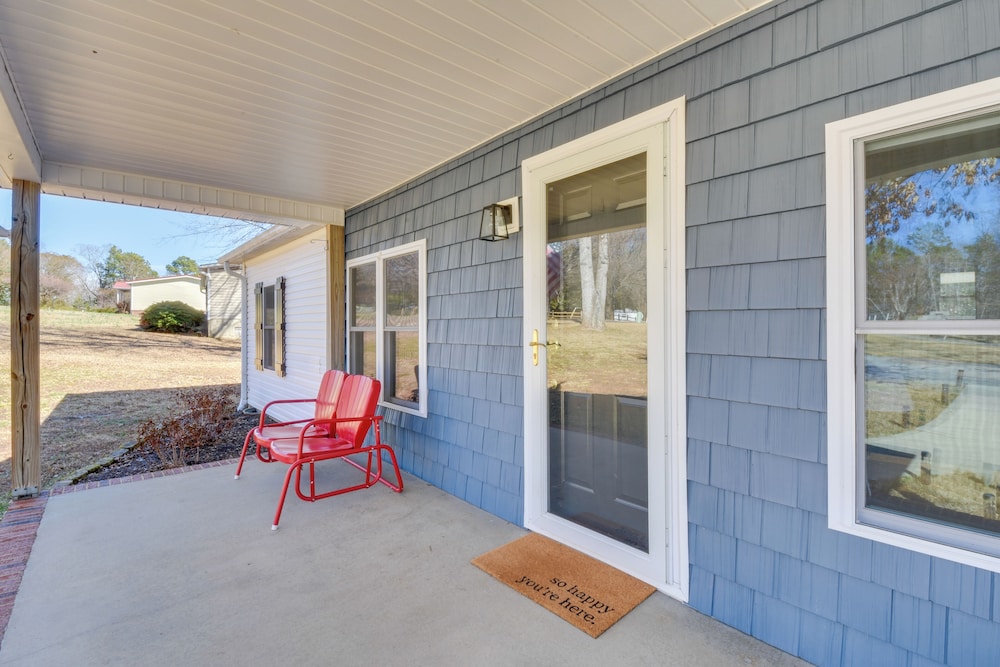 Deck, Grill & Dock Access: Lake Keowee Retreat!