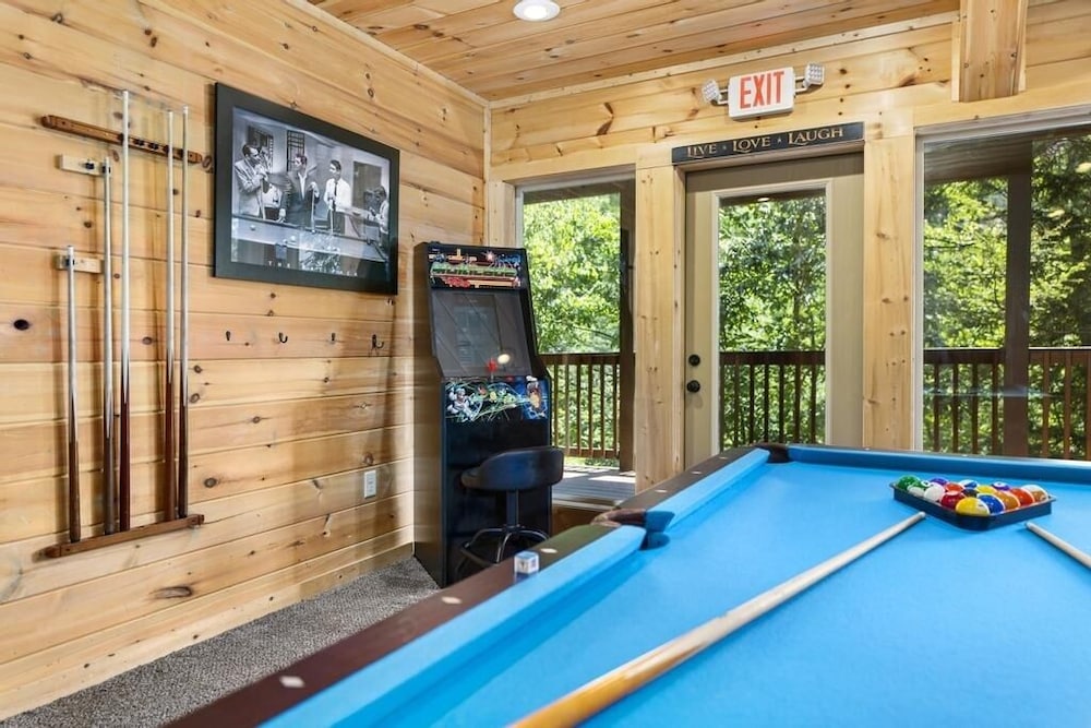 A Perfect Getaway - 4 Bedrooms, 4 Baths, Sleeps 15 Cabin by RedAwning