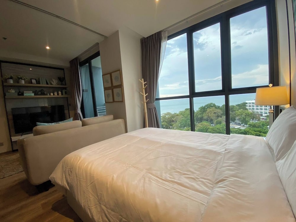 Pattayas Top Sea View Luxury Escape
