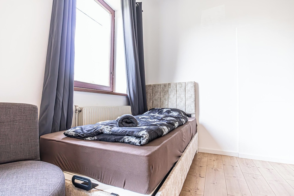 Cozy 3BR Apt with Garden Sleeps 10