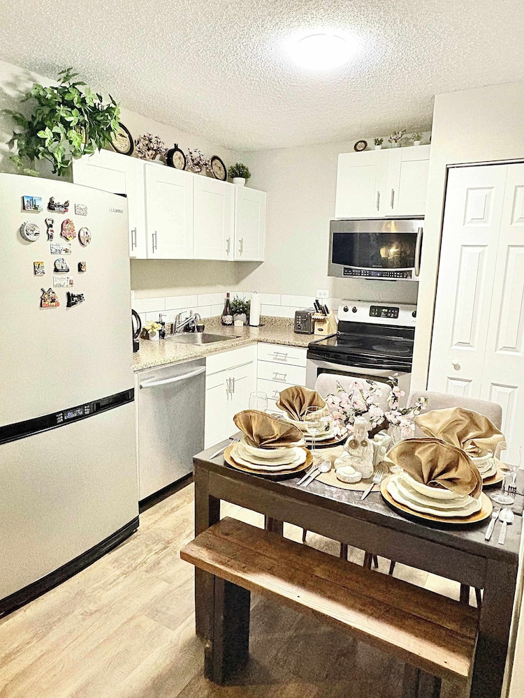 Stylish Downtown Condo near Rogers Place | Parking, Gym, Balcony & Kitchen