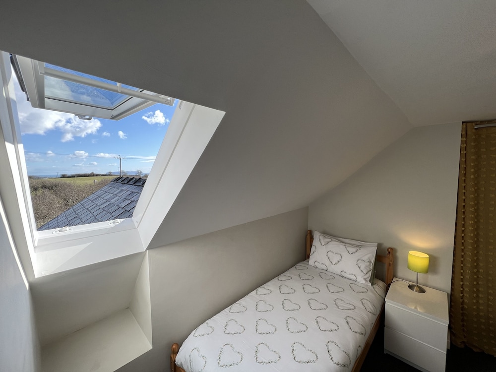 Detached 3 Bed Cottage, Mountain Views- Pets, Wifi view 2