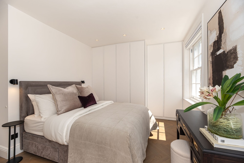 Elegant and Bright 3-bed Flat Near Sloane Square