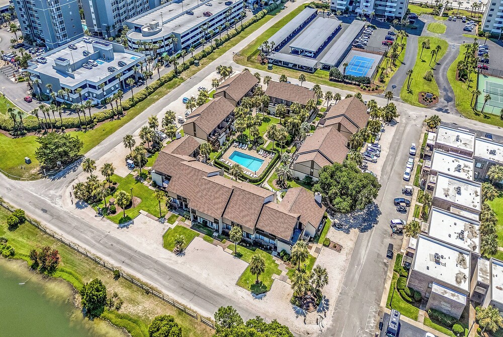 650 Feet to the Beach! Arcadian Shores Townhome