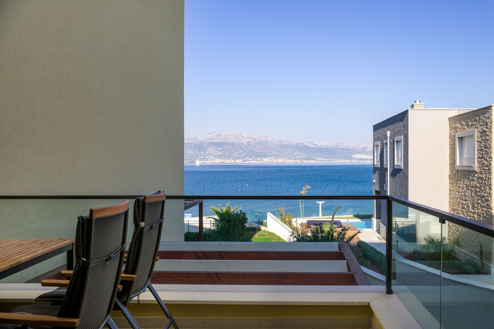 Acadia Beach Villas & Apartments, Slatine