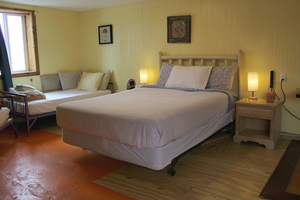 SnowMansion Taos Adventure Lodge
