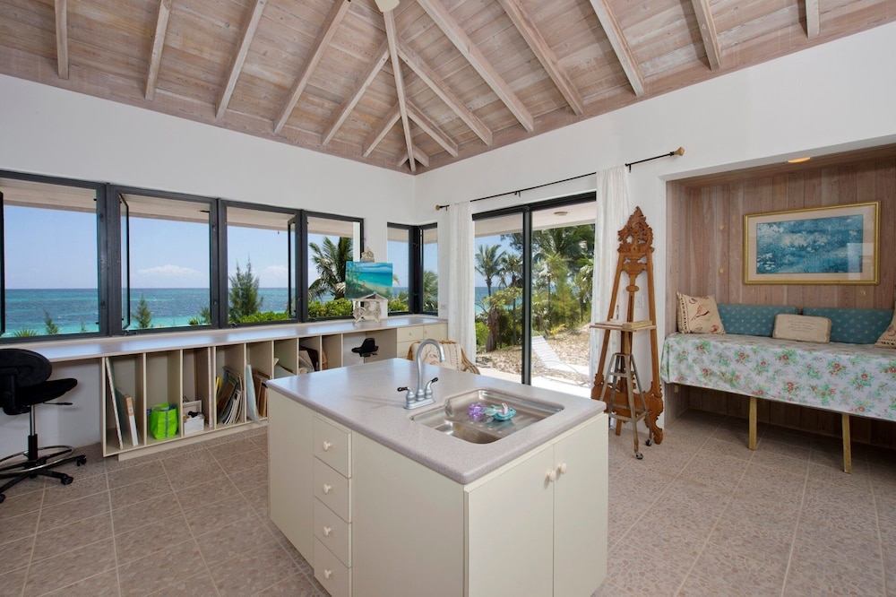 Hohum - Private Beachfront House On Exclusive Windermere 3 Bedroom Home