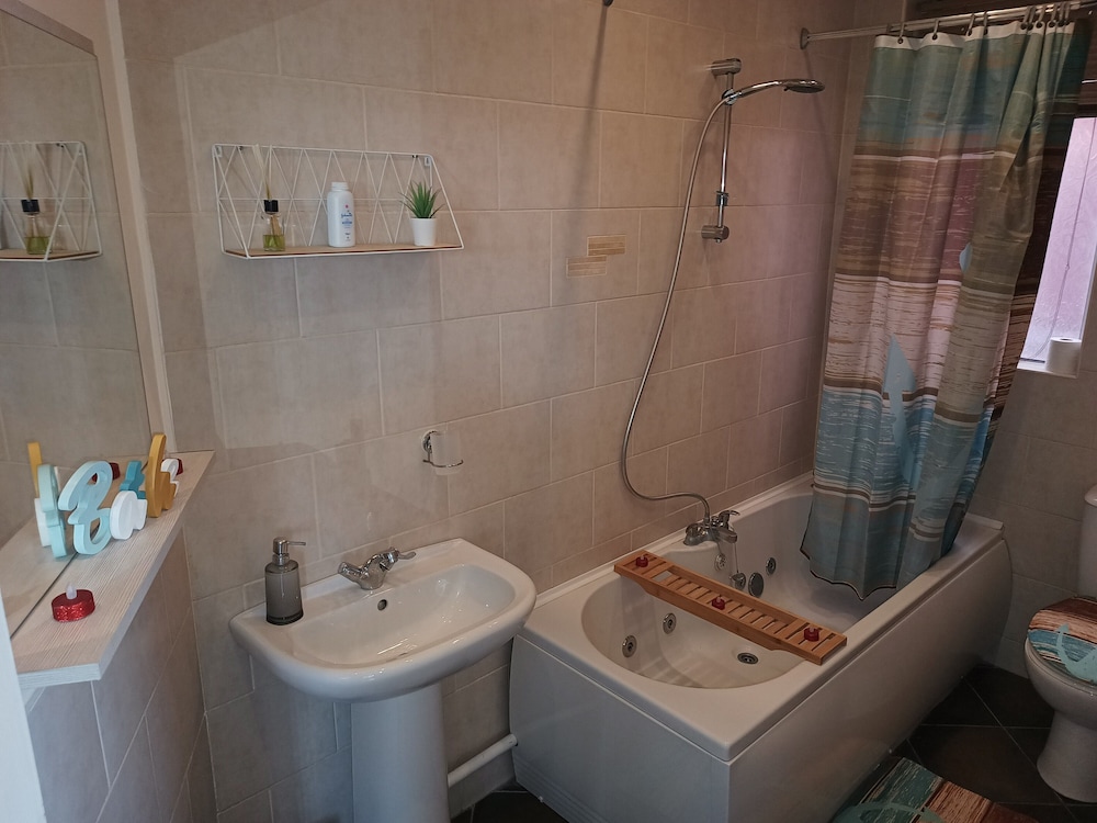 Roman Bank Flat With Spa Bath and Mermaids Teepee view 4