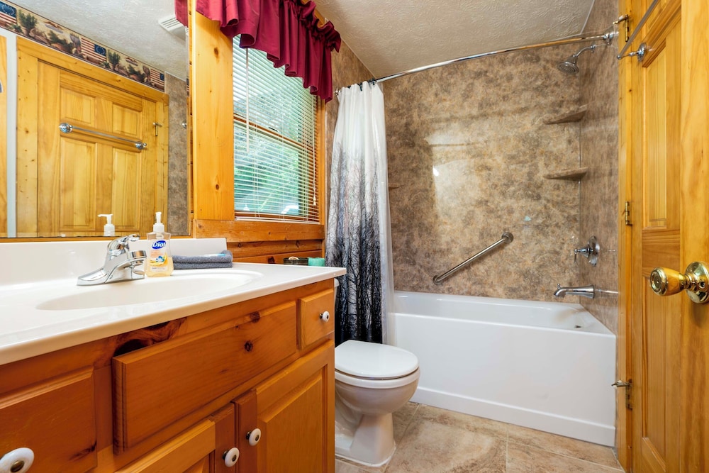 Hot Tub & Game Room: Log Cabin 2 Mi to Ripleys!