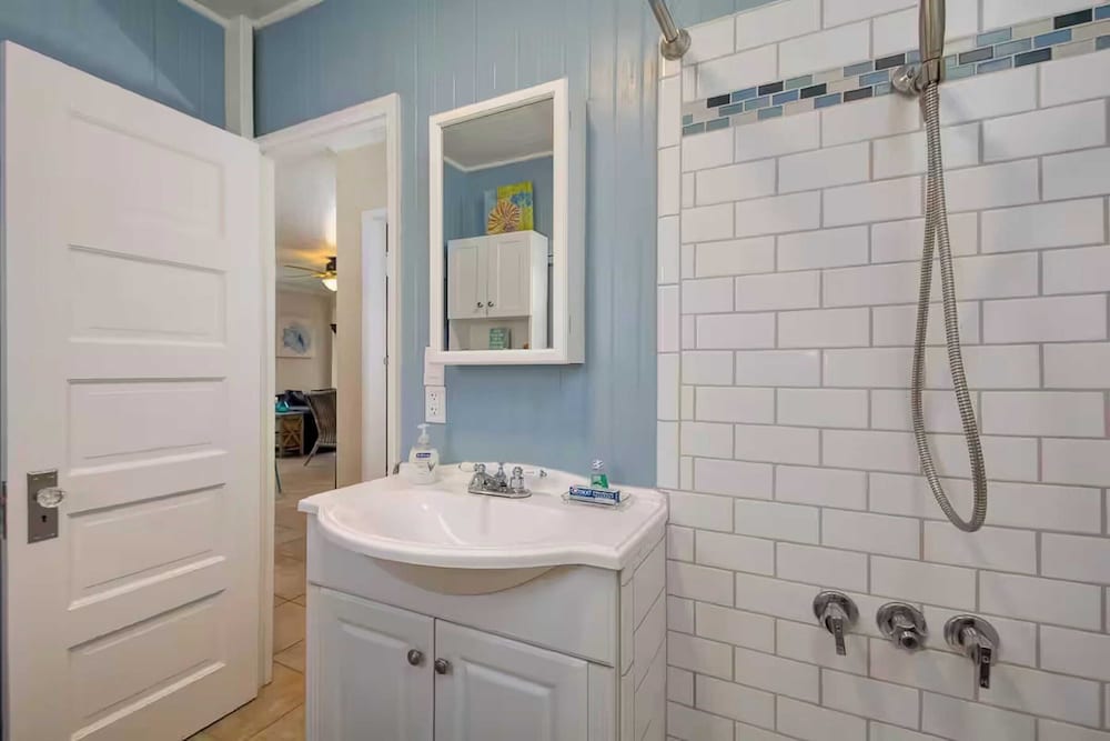 Waterfront Newport Condos w. Dock Access, Walk to Balboa Fun Zone and Beach