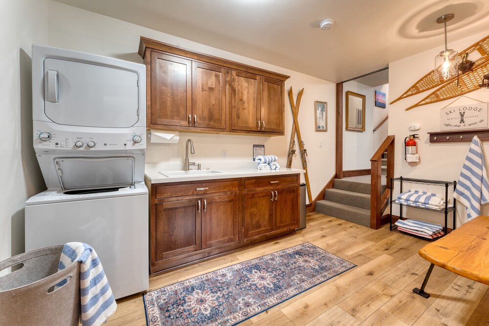 Denton by Avantstay Hot Tub Enclosed Deck w Fire Pit Near Skiing Lake