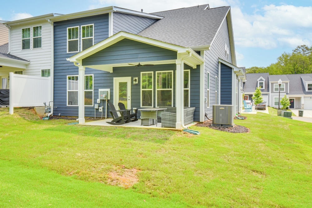 5 Mi to Memorial Stadium & Beach: Modern Townhome